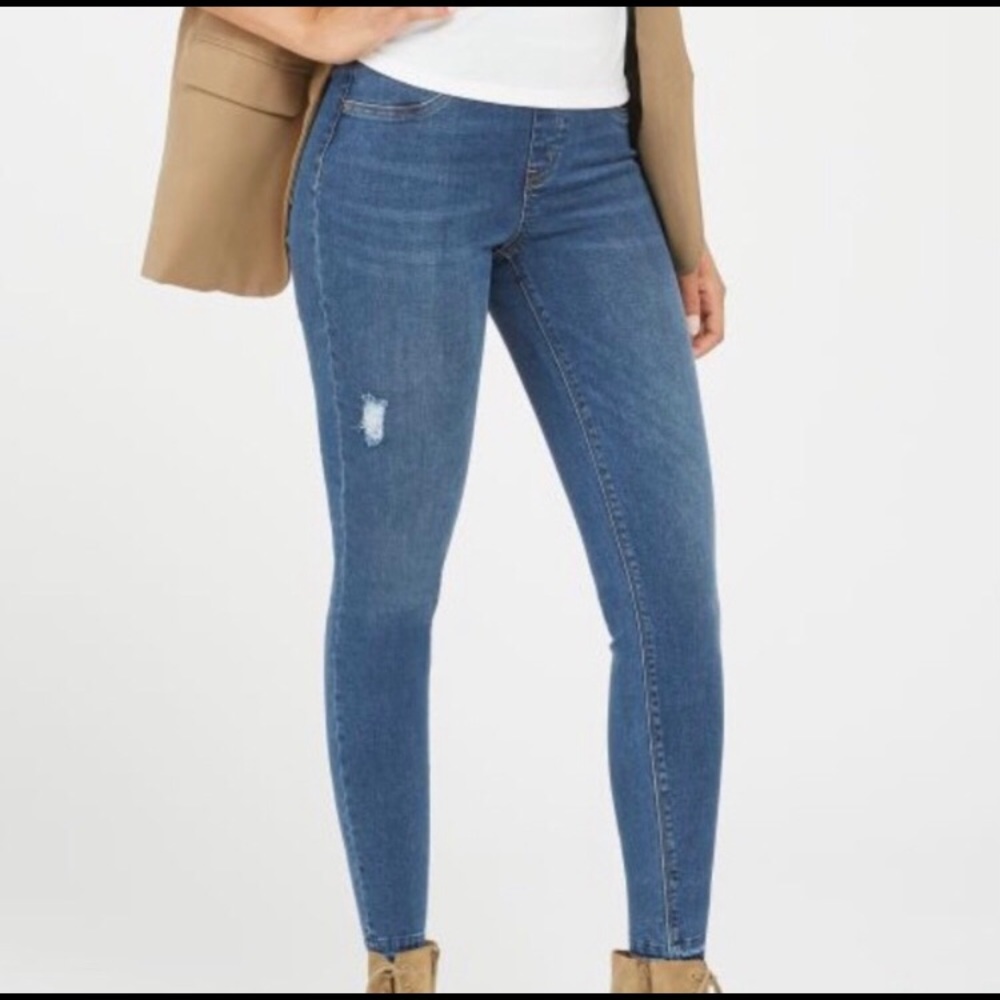 Distressed skinny jeans